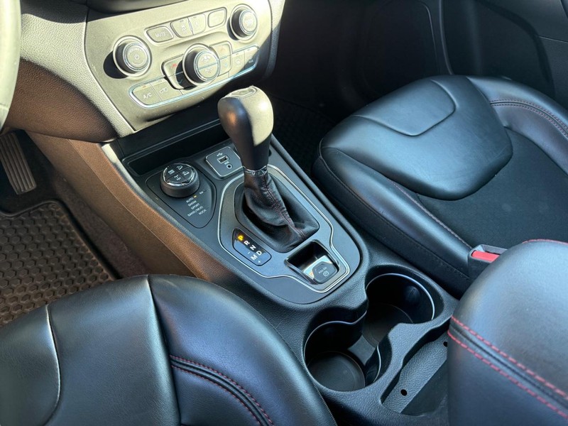 Jeep Cherokee Vehicle Full-screen Gallery Image 25