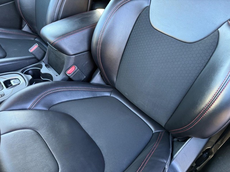 Jeep Cherokee Vehicle Full-screen Gallery Image 31