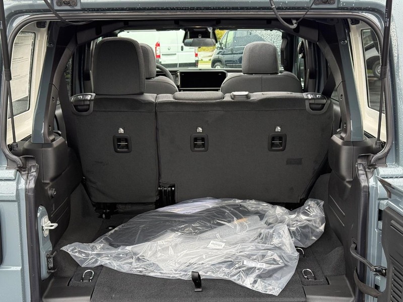 Jeep Wrangler Vehicle Full-screen Gallery Image 7