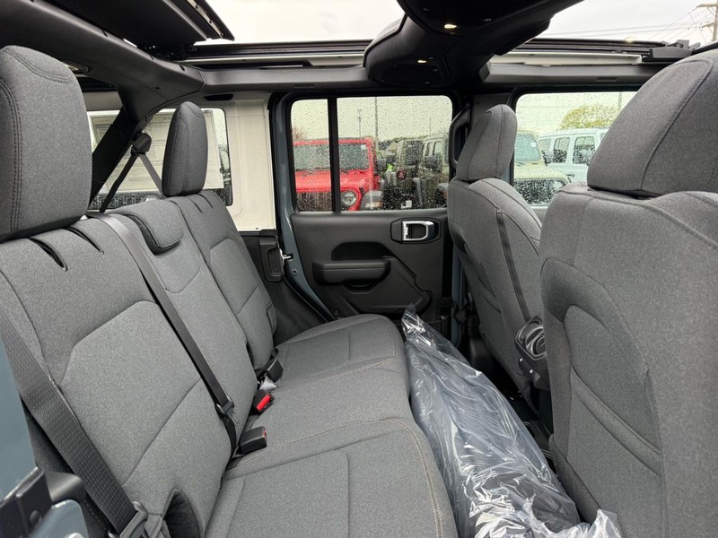 Jeep Wrangler Vehicle Full-screen Gallery Image 11