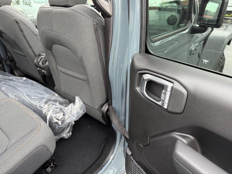 Jeep Wrangler Vehicle Full-screen Gallery Image 12