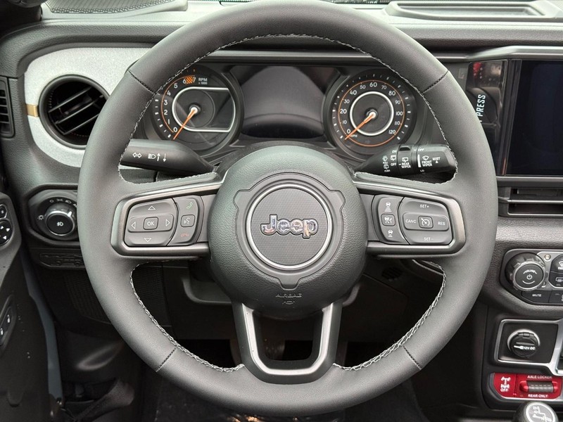 Jeep Wrangler Vehicle Full-screen Gallery Image 15