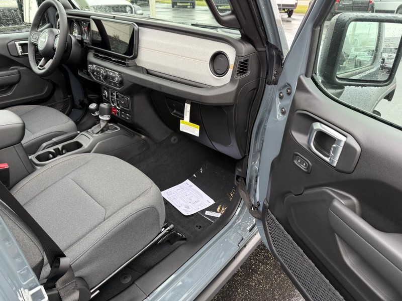 Jeep Wrangler Vehicle Full-screen Gallery Image 16