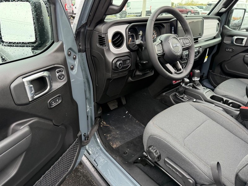 Jeep Wrangler Vehicle Full-screen Gallery Image 18