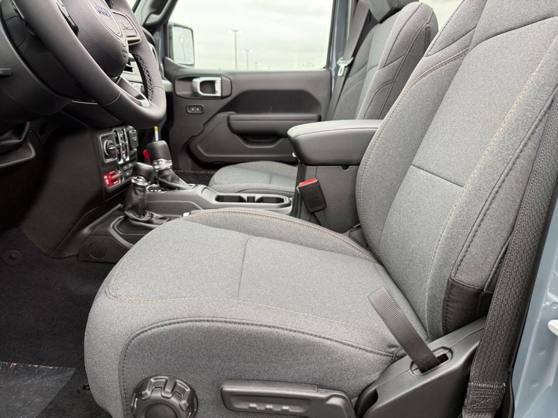 Jeep Wrangler Vehicle Full-screen Gallery Image 19