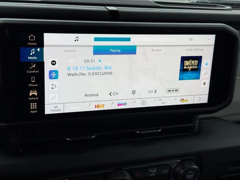 Jeep Wrangler Vehicle Full-screen Gallery Image 25