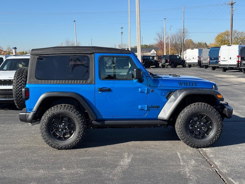Jeep Wrangler Vehicle Full-screen Gallery Image 2