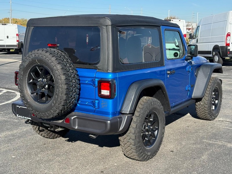 Jeep Wrangler Vehicle Full-screen Gallery Image 3