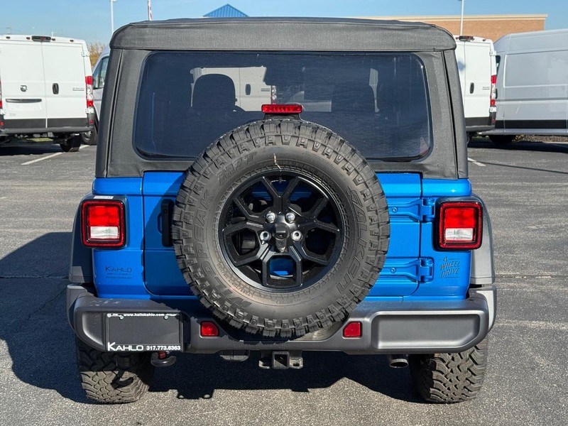 Jeep Wrangler Vehicle Full-screen Gallery Image 4