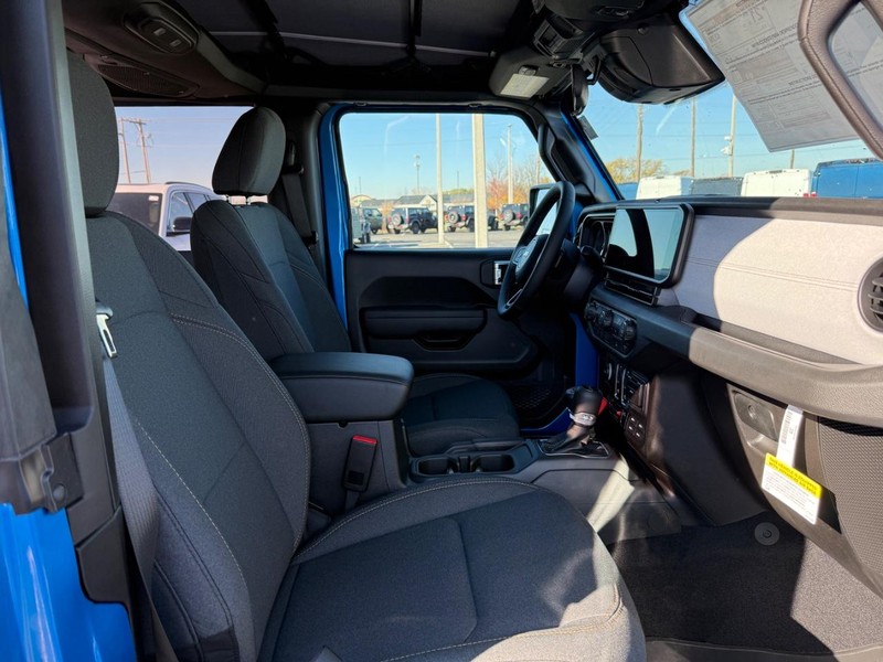 Jeep Wrangler Vehicle Full-screen Gallery Image 10