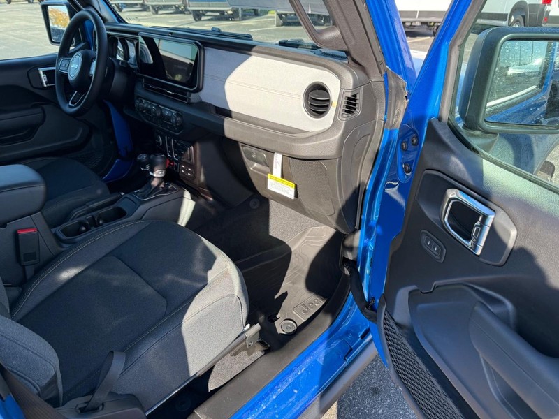 Jeep Wrangler Vehicle Full-screen Gallery Image 11