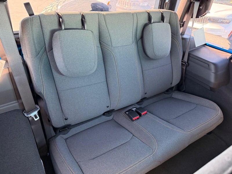 Jeep Wrangler Vehicle Full-screen Gallery Image 13