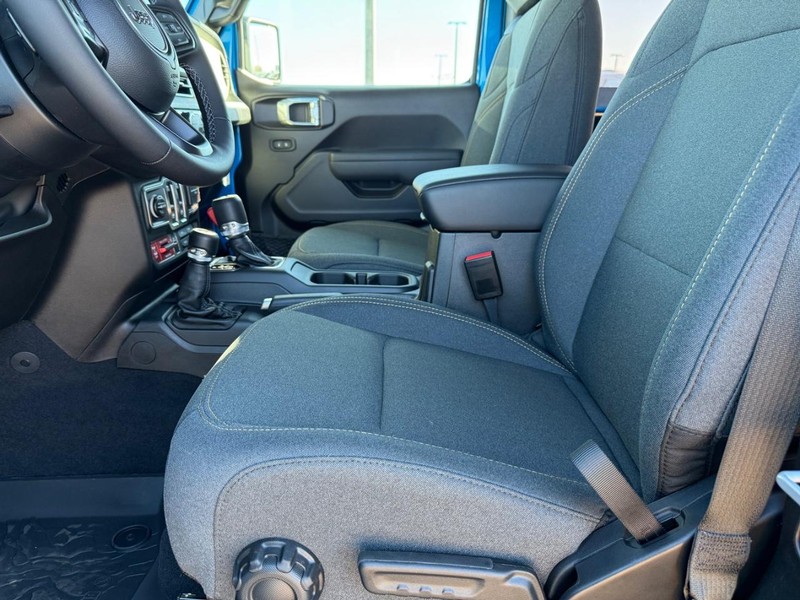 Jeep Wrangler Vehicle Full-screen Gallery Image 15