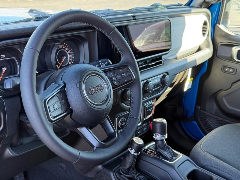 Jeep Wrangler Vehicle Full-screen Gallery Image 16