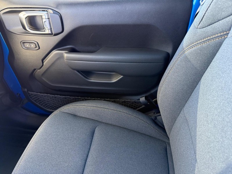 Jeep Wrangler Vehicle Full-screen Gallery Image 25