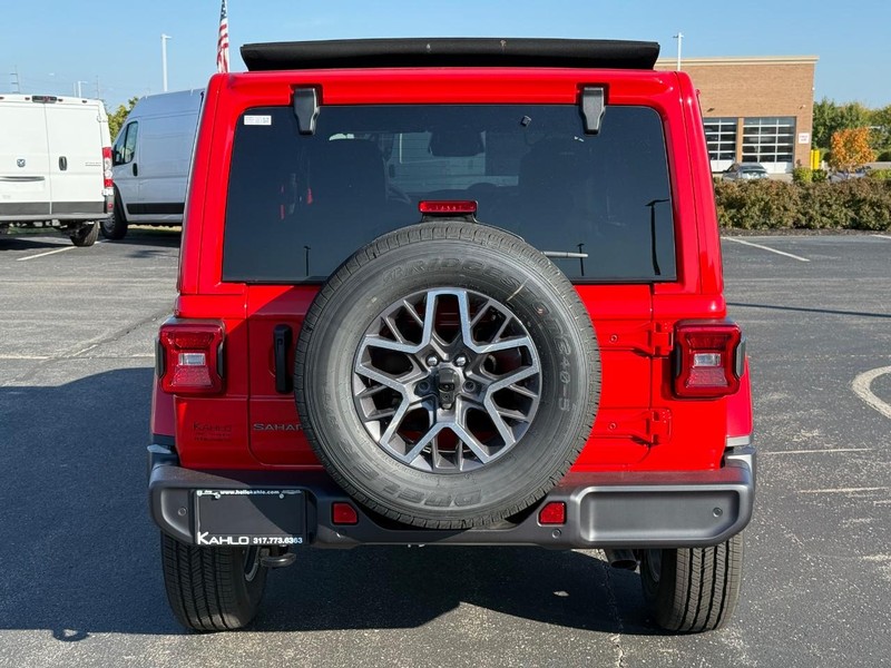 Jeep Wrangler Vehicle Full-screen Gallery Image 4