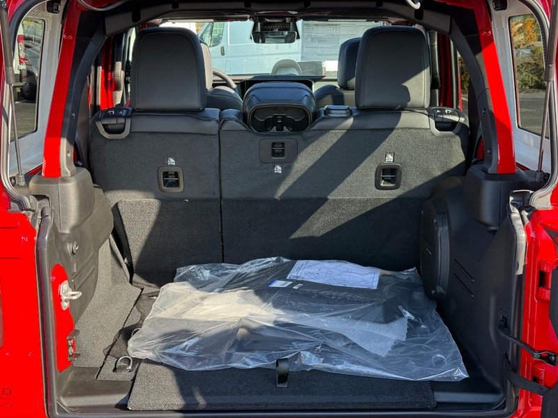 Jeep Wrangler Vehicle Full-screen Gallery Image 7