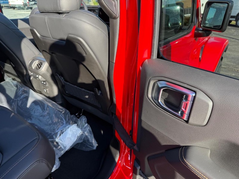 Jeep Wrangler Vehicle Full-screen Gallery Image 11