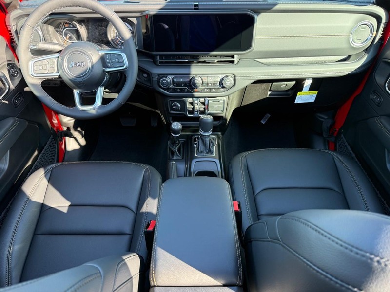Jeep Wrangler Vehicle Full-screen Gallery Image 13