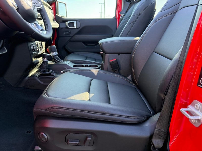 Jeep Wrangler Vehicle Full-screen Gallery Image 18