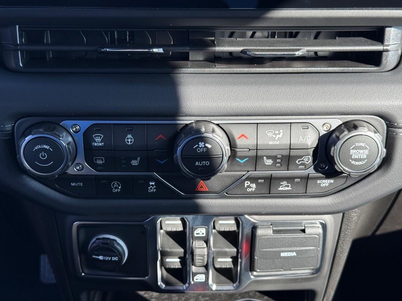 Jeep Wrangler Vehicle Full-screen Gallery Image 26