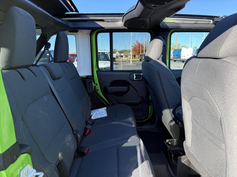 Jeep Wrangler Vehicle Full-screen Gallery Image 10