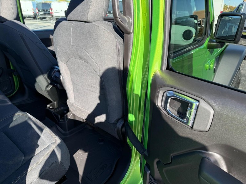 Jeep Wrangler Vehicle Full-screen Gallery Image 11