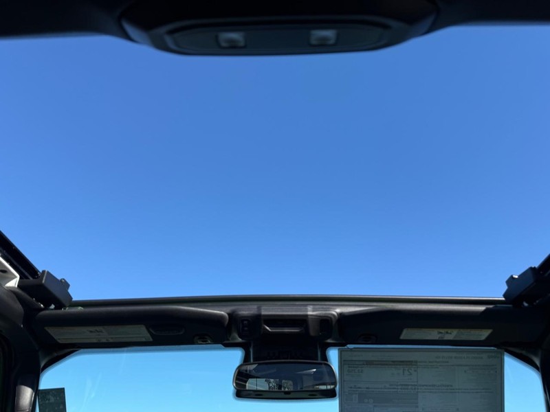 Jeep Wrangler Vehicle Full-screen Gallery Image 12