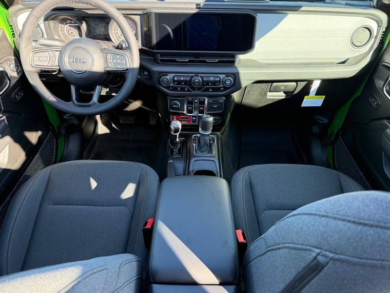 Jeep Wrangler Vehicle Full-screen Gallery Image 13