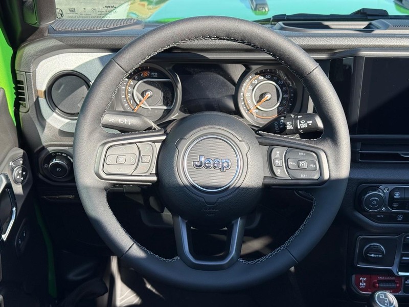 Jeep Wrangler Vehicle Full-screen Gallery Image 14