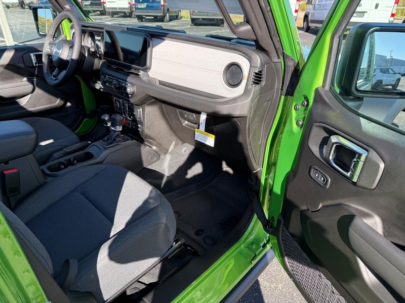 Jeep Wrangler Vehicle Full-screen Gallery Image 15