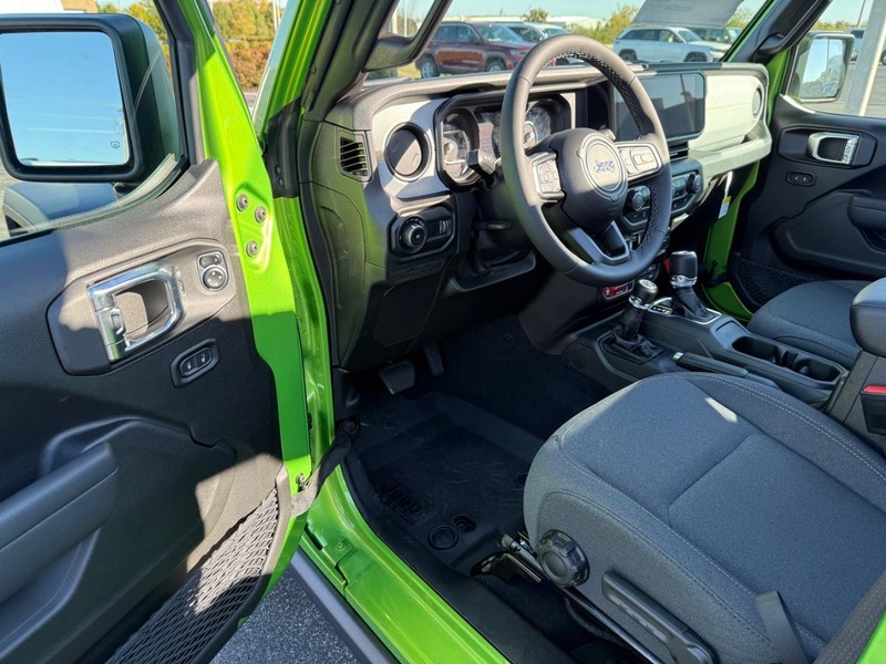 Jeep Wrangler Vehicle Full-screen Gallery Image 17