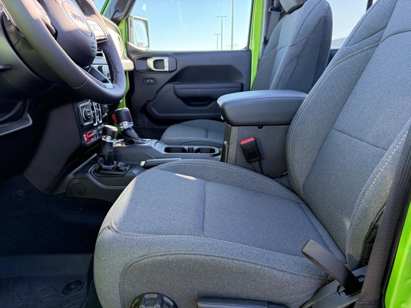 Jeep Wrangler Vehicle Full-screen Gallery Image 18