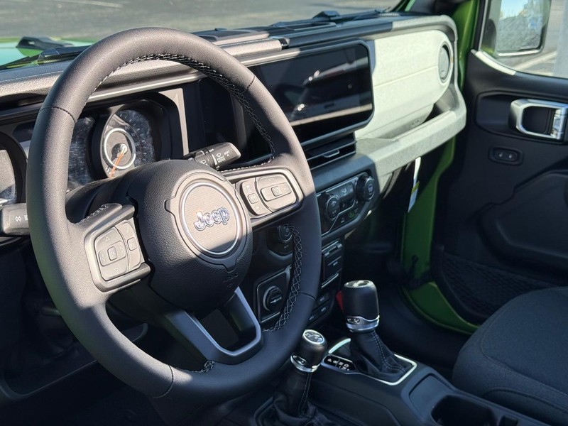 Jeep Wrangler Vehicle Full-screen Gallery Image 19