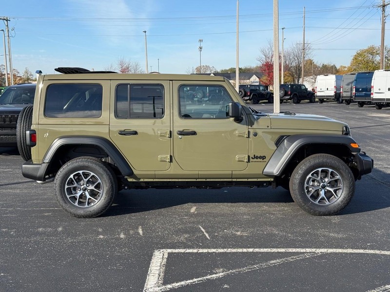 Jeep Wrangler Vehicle Full-screen Gallery Image 2