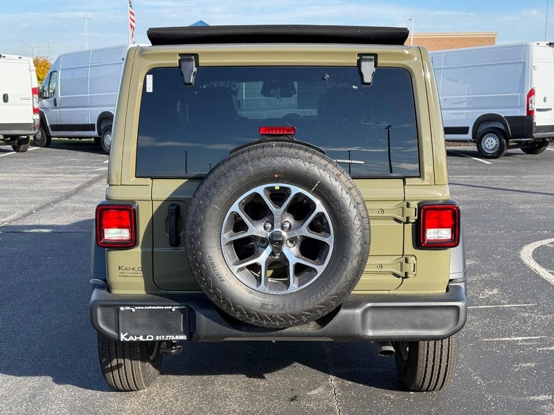 Jeep Wrangler Vehicle Full-screen Gallery Image 4