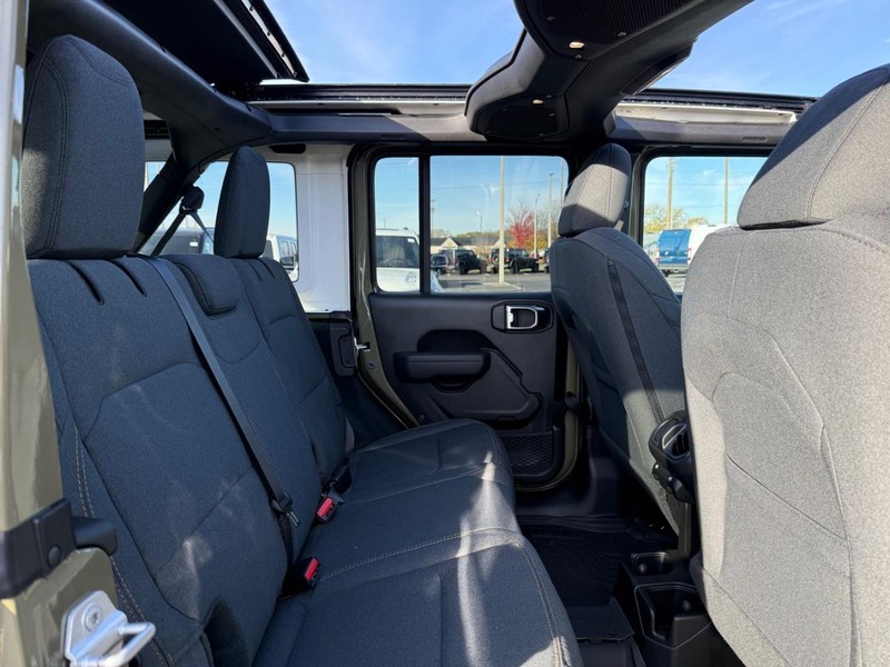 Jeep Wrangler Vehicle Full-screen Gallery Image 10