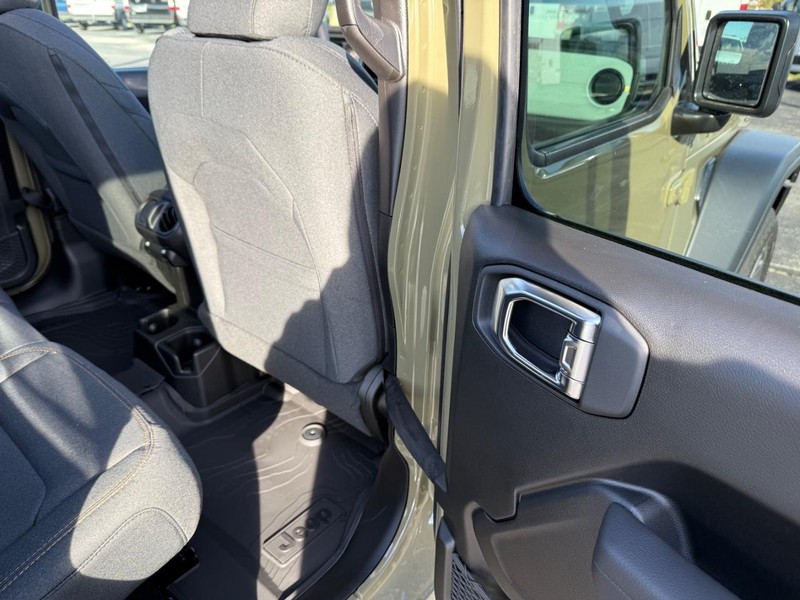 Jeep Wrangler Vehicle Full-screen Gallery Image 11