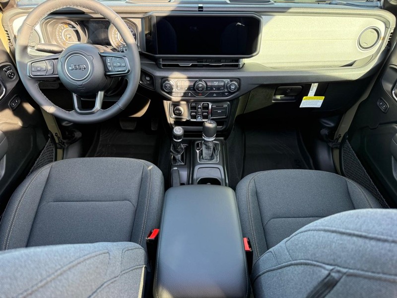 Jeep Wrangler Vehicle Full-screen Gallery Image 13