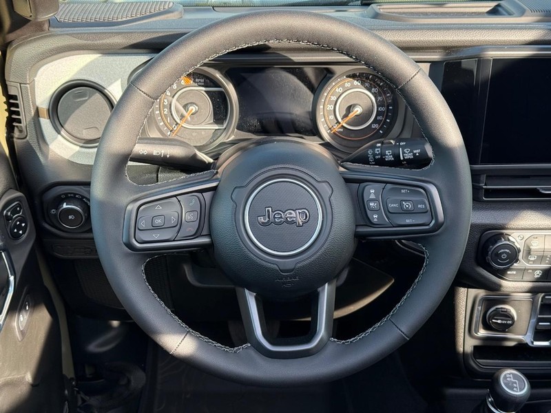 Jeep Wrangler Vehicle Full-screen Gallery Image 14