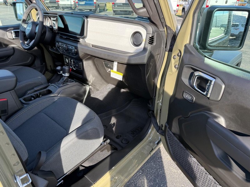 Jeep Wrangler Vehicle Full-screen Gallery Image 15