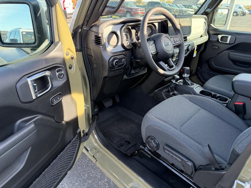 Jeep Wrangler Vehicle Full-screen Gallery Image 17