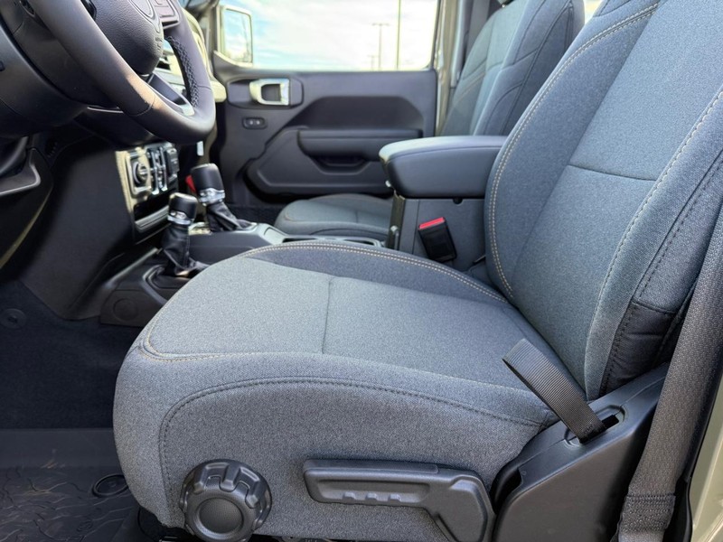 Jeep Wrangler Vehicle Full-screen Gallery Image 18