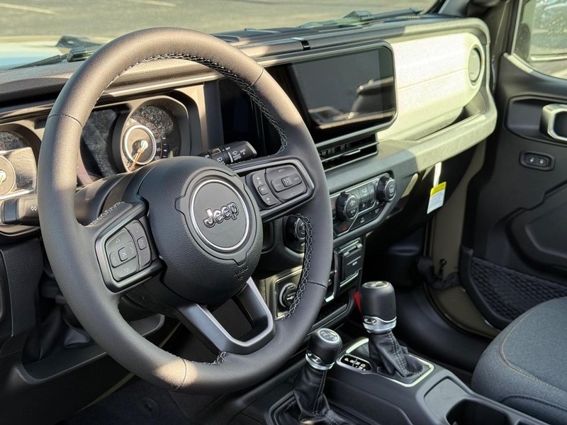 Jeep Wrangler Vehicle Full-screen Gallery Image 19