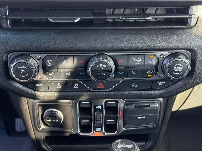 Jeep Wrangler Vehicle Full-screen Gallery Image 26