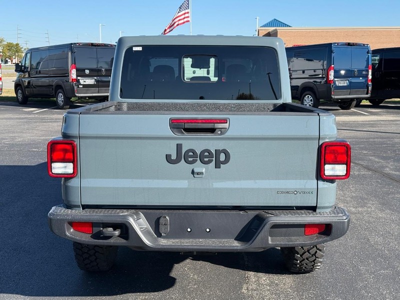 Jeep Gladiator Vehicle Full-screen Gallery Image 4