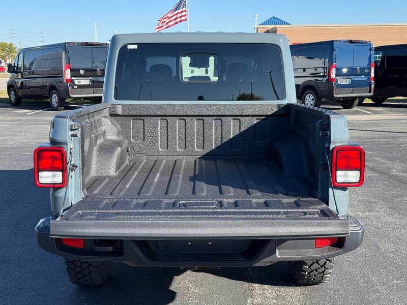 Jeep Gladiator Vehicle Full-screen Gallery Image 7