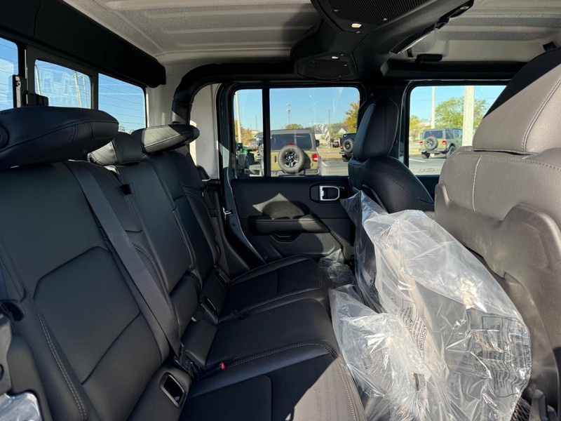 Jeep Gladiator Vehicle Full-screen Gallery Image 10