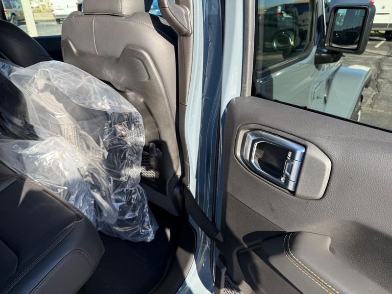 Jeep Gladiator Vehicle Full-screen Gallery Image 11