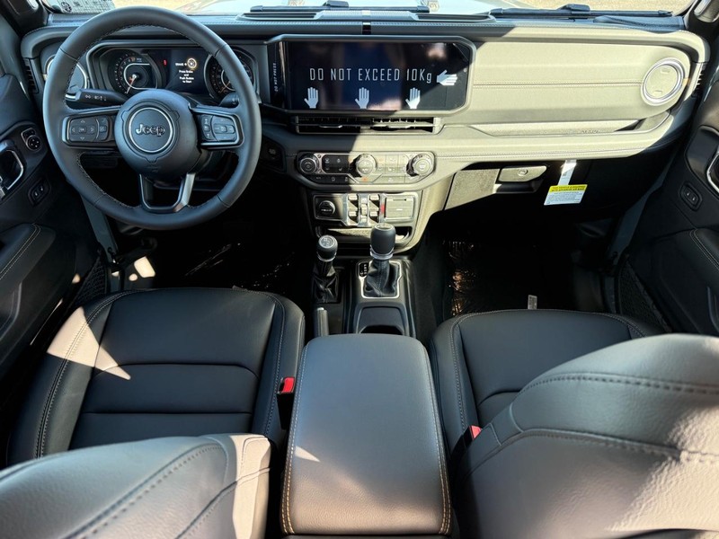 Jeep Gladiator Vehicle Full-screen Gallery Image 12